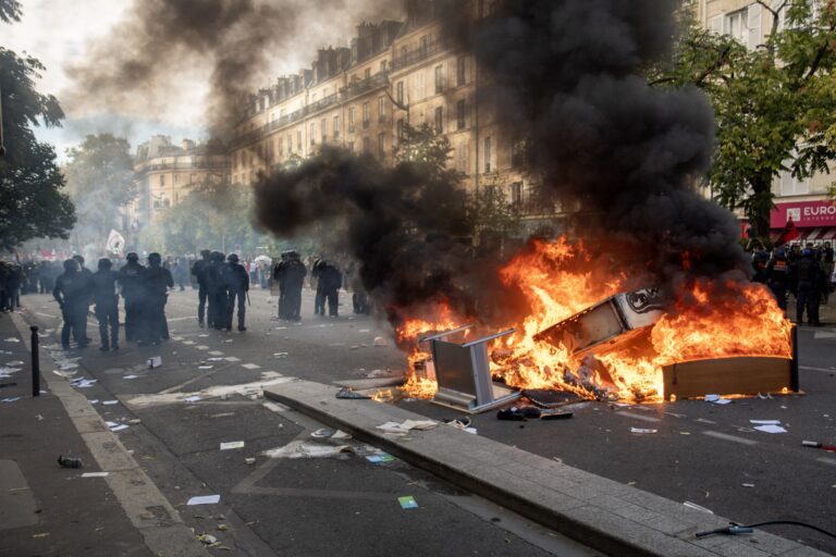 10-06-2026.paris,,france.students,Protesting,And,Marching,In,The,Street
